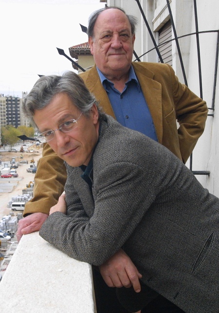 Félix Prader, en primer término, y Javier Tomeo, desde el balcón del Centro Dramático de Aragón.